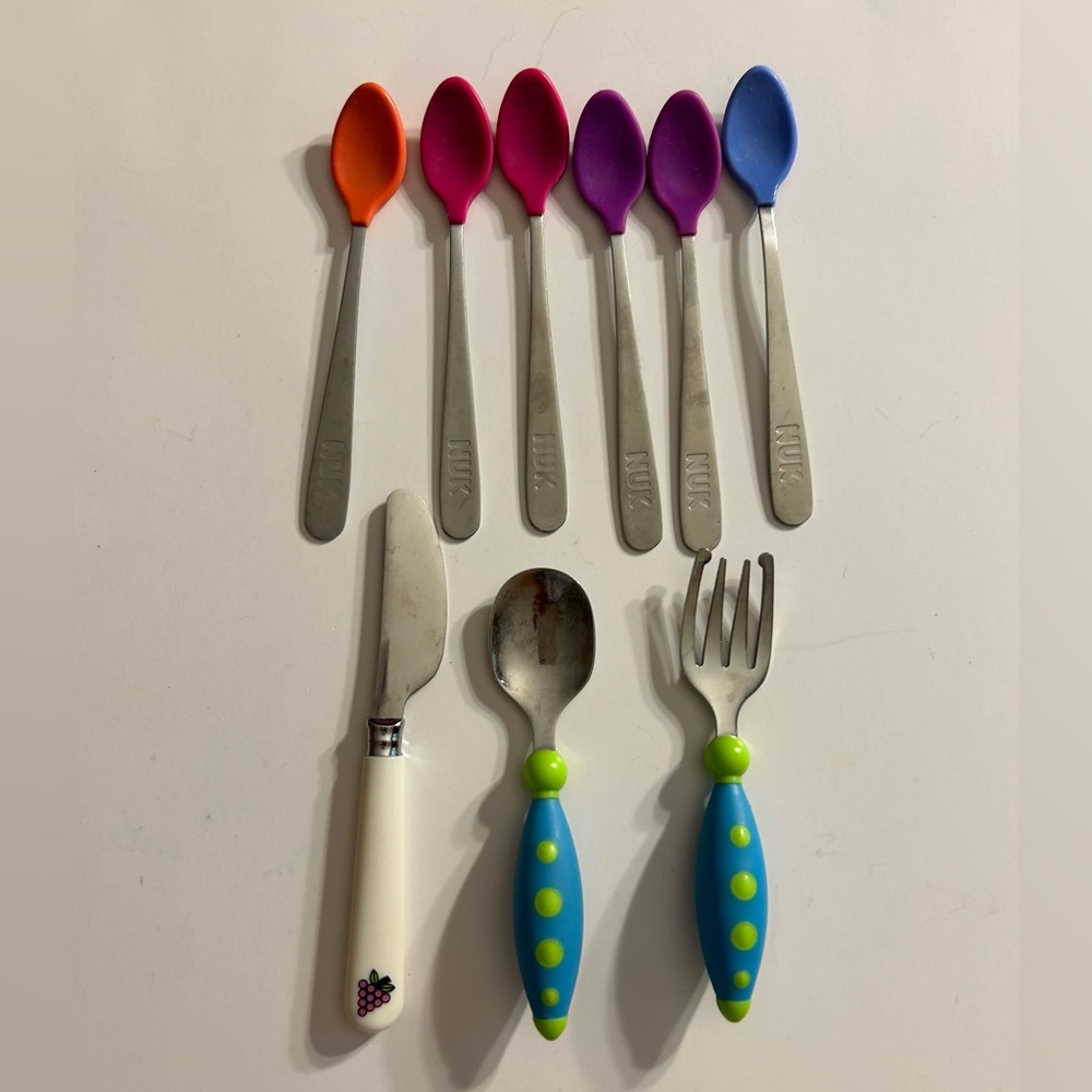 LOT OF KIDS/BABIES CUTLERY MULTI COLORS NUKS AND FRESHBABY KNIFE (9) IN TOTAL